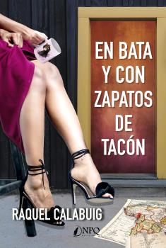 EN BATA Y CON ZAPATOS DE TACÓN