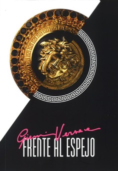 GIANNI VERSACE FRENTE AL ESPEJO