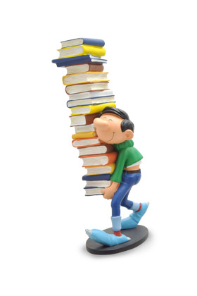 GASTON CON PILA DE LIBROS ESTATUA 25 CM RESINA GASTON EL GAFE