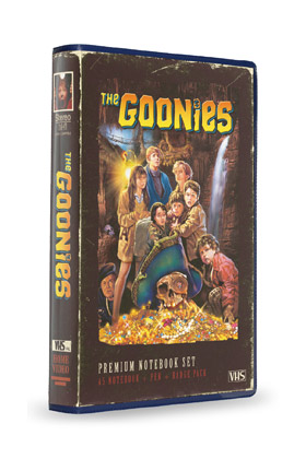 THE GOONIES SET PAPELERIA VHS (LIBRETA, CHAPAS Y BOLIGRAFO) THE GOONIES