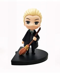 HARRY POTTER FIGURA CON SELLO DRACO MALFOY CON ESCOBA